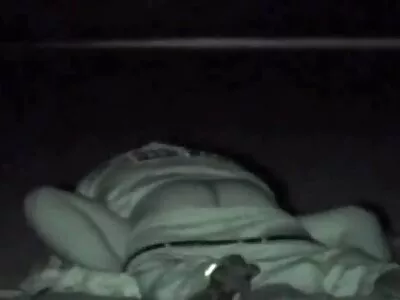 Симпатична дівчина поклоняється режисерській секс мами сином херні в сцені повного відтворення