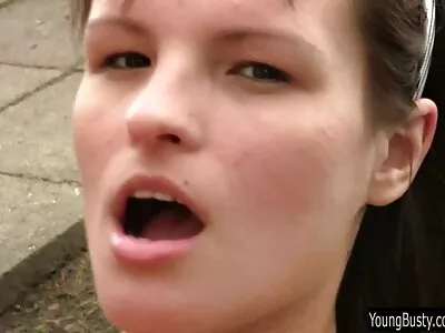 Чоловік бонкс медсестра з соковитими динями і проколотими парнуха мама син сосками