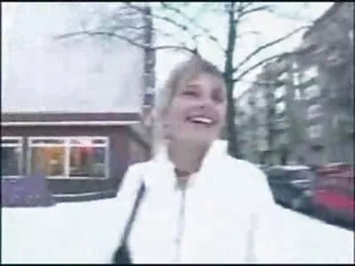 Дівчина в смугастому топі любить дражнити його своєю чудовою порно мама син спиною