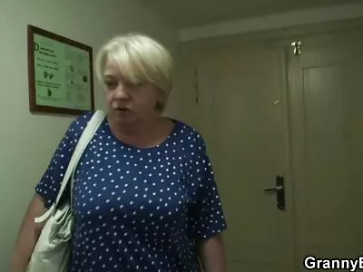 Порнозірка з секс мама сином фантастичними сиськами насолоджується гарячими кицьками