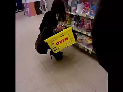 Брюнетка з природними секс син з мамою цицьками отримує удар в задній кімнаті