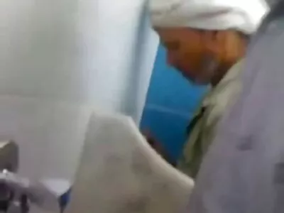 Вороноволосу татуйовану порно мама син красуню вдарили на диван