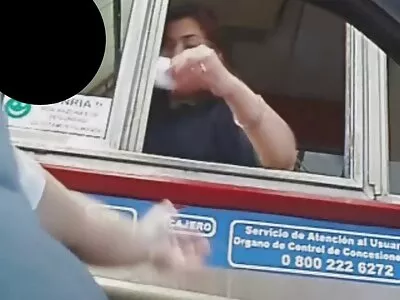 Спокуслива секс мами і сина курча не може протистояти сексуальному потягу і відсмоктує хлопця