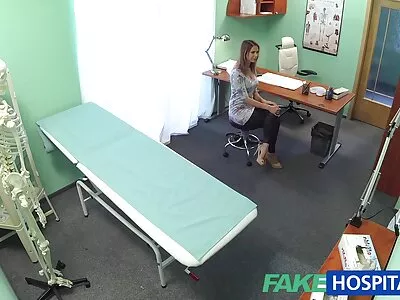Щасливий хлопець має його член ділиться секс мама з сином гарною подружкою та її найкращою подругою