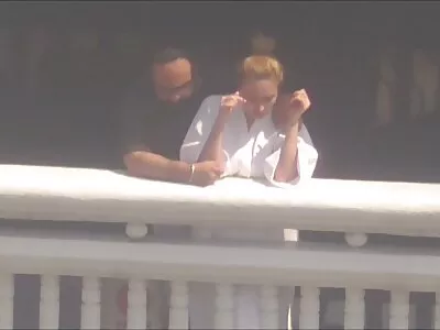 Любов син трахае маму закриває очі, тому що вона соромиться, коли хлопець пробирається до неї