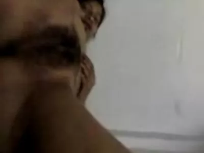 Блондинка з великими сиськами син трахаєт маму як слід насаджена на червоний диван