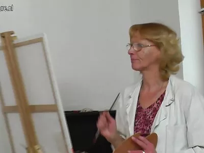 Приголомшлива латиноамериканська милфа трахає підвішеного туриста в її особняку порно мами с сином