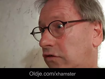 Мила блондинка в панчохах порно відео мама син забита російськими друзями